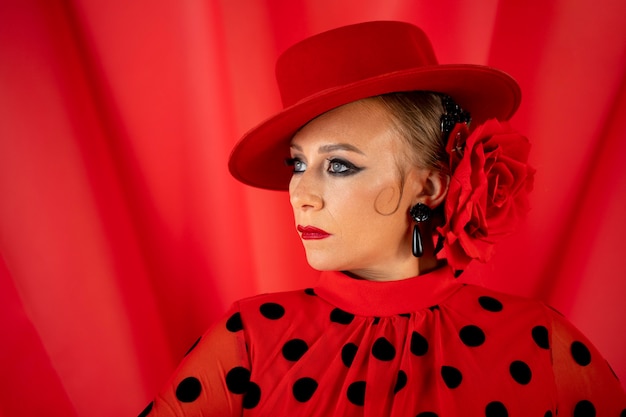 Photo gratuite danseuse de flamenco passionnée et élégante