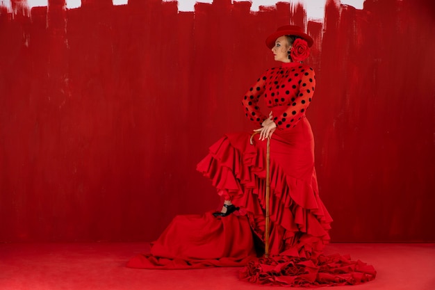 Photo gratuite danseuse de flamenco passionnée et élégante