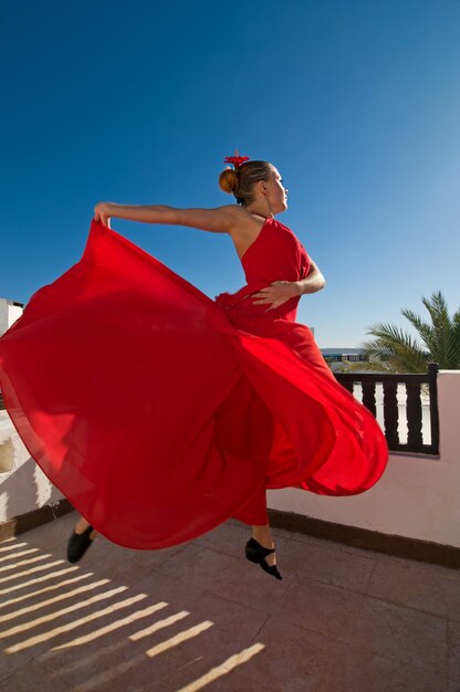 Danseuse de flamenco sautant