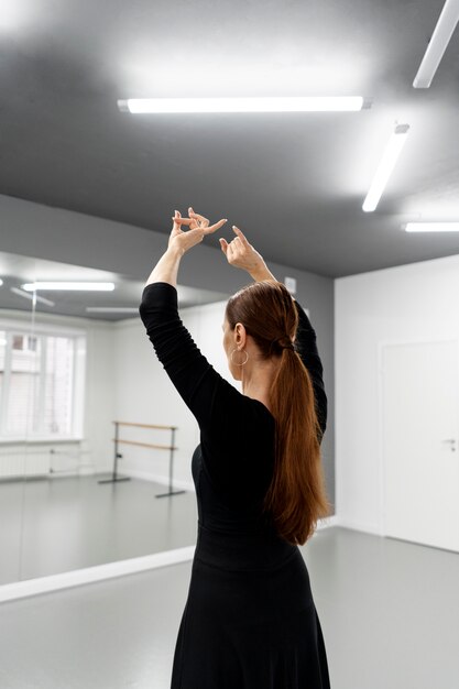 Danseuse de flamenco en studio