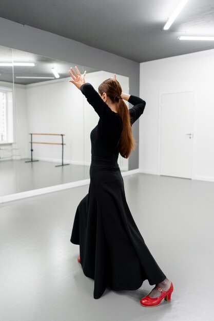 Danseuse de flamenco en studio