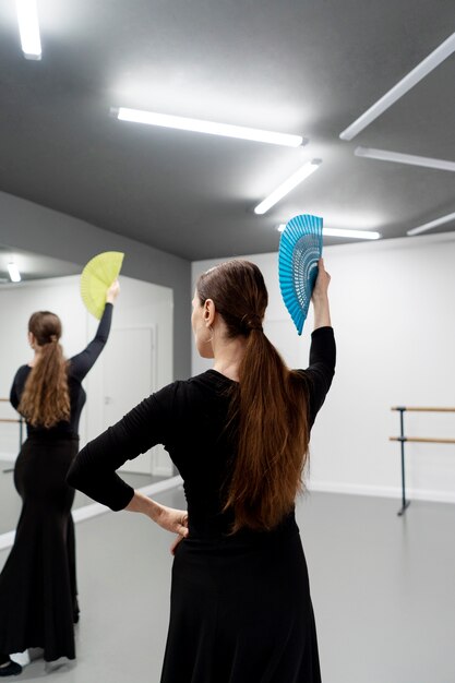 Danseuse de flamenco en studio