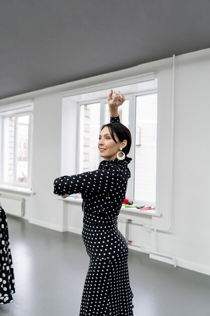 Danseuse de flamenco en studio