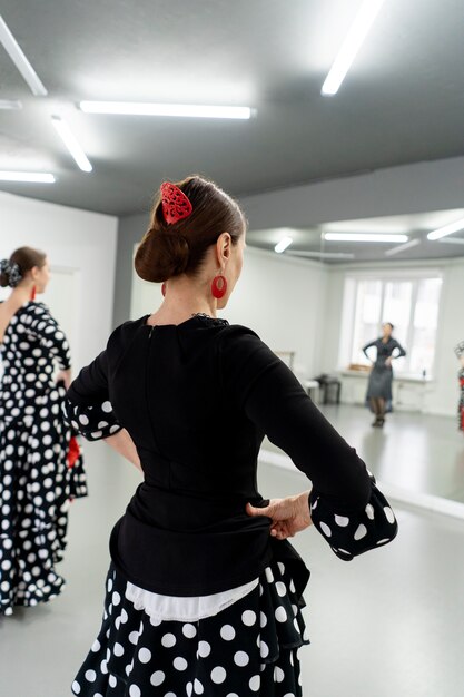 Danseuse de flamenco en studio