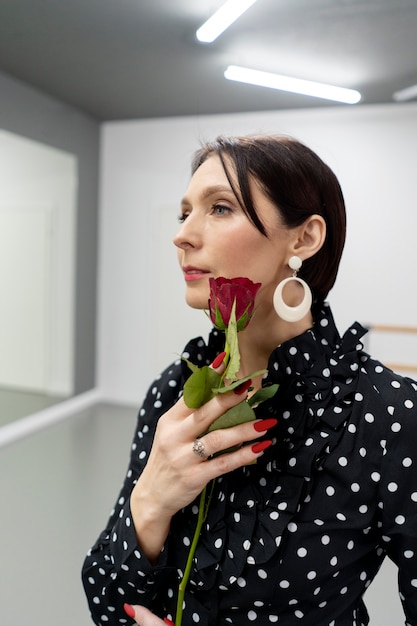 Photo gratuite danseuse de flamenco en studio