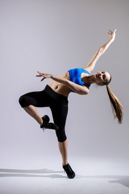 Danseuse de hip-hop effectuant isolé sur fond blanc