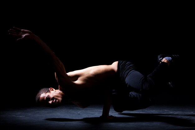 Danseuse hispanique jeune et musclée