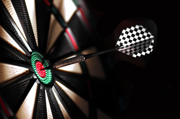 Dart frapper dans le centre de la cible