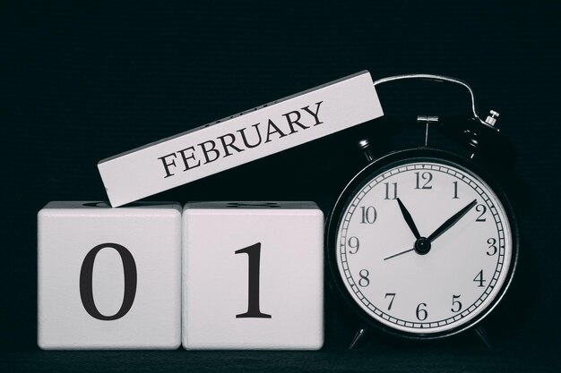 Date et événement importants sur un calendrier noir et blanc cube date et mois jour 1er février