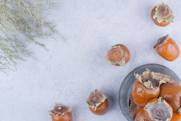 Date des prunes dans un pot métallique sur fond gris