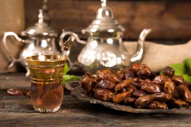 Dates fruits sur assiette avec verre à thé