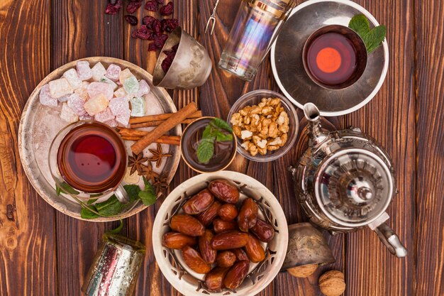 Dates fruits et plaisir turc avec du thé