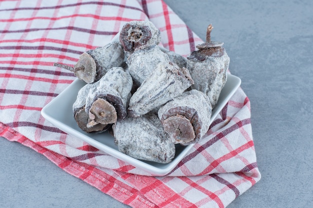 Dattes Séchées Dans Le Bol, Sur Le Torchon, Sur La Table En Marbre.