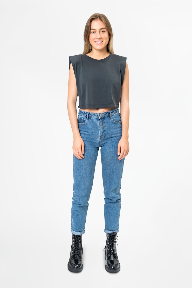 Photo gratuit débardeur court noir et vêtements pour femmes en jean