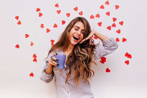 Debonair femme aux cheveux brun foncé souriant le matin