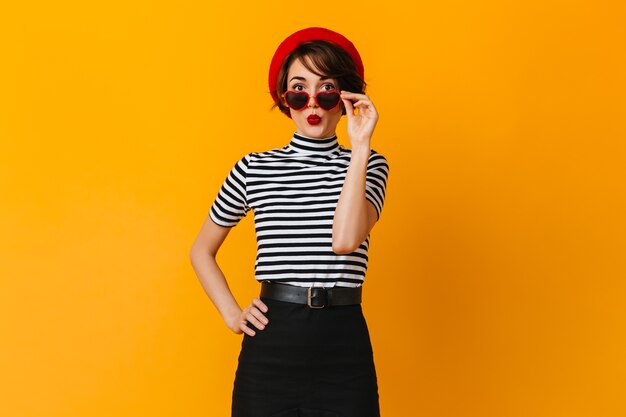 Debonair femme française portant des lunettes de soleil en forme de coeur