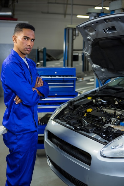 debout mécanicien au garage de réparation