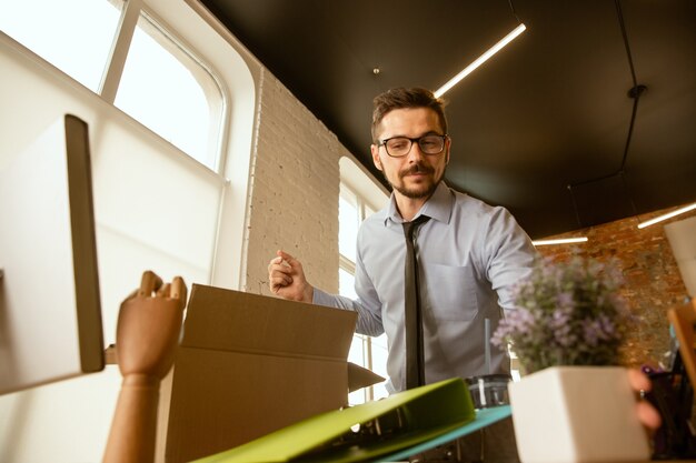 Début. Un jeune homme d'affaires se déplaçant au bureau