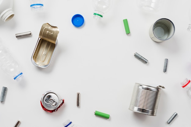 Déchets recyclables sur fond blanc