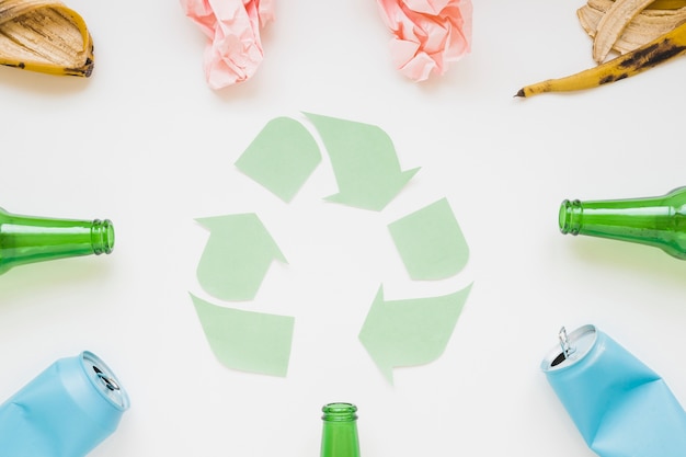 Déchets avec le symbole de recyclage de papier