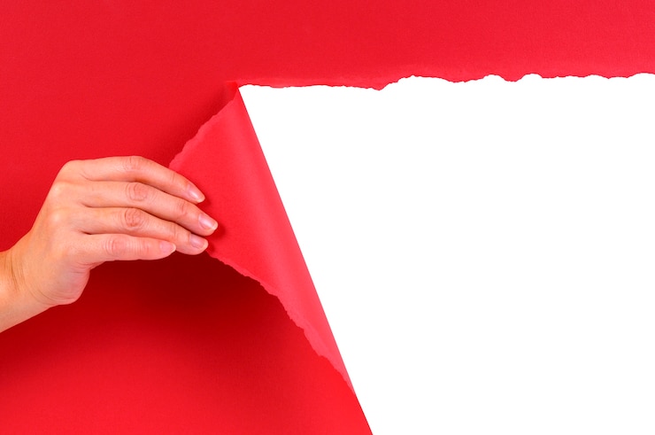 Photo gratuit déchirer un carton rouge