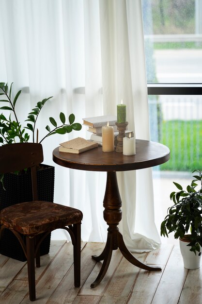 Décor de chambre avec plantes en pot et bougies sur table en bois