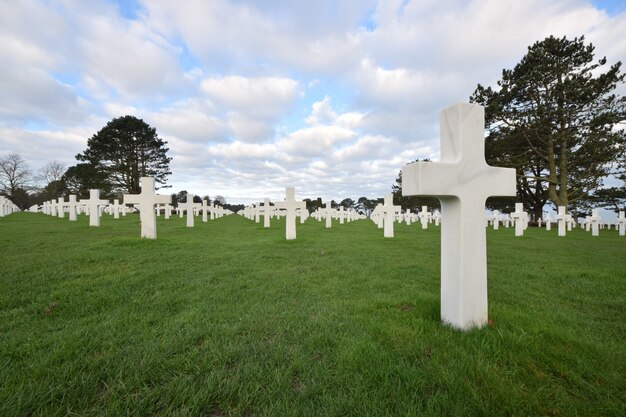 Décor d'un cimetière pour les soldats morts pendant la Seconde Guerre mondiale en Normandie