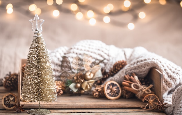Décor de fête de Noël nature morte sur fond de bois, concept de confort et de vacances à la maison