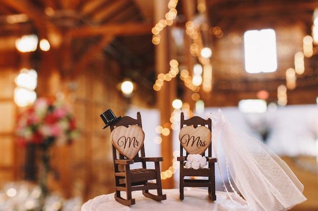Décor De Gâteau De Mariage Fait Dans Le Pour De Deux Chaises à Bascule