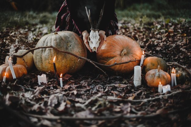 Décor d&#39;Halloween. Femme ressemble à une sorcière assise