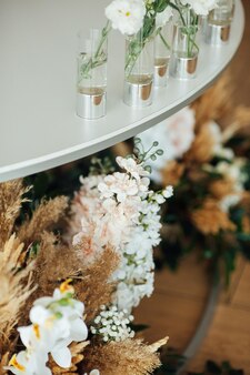 Décor de mariage pour les jeunes mariés lors d'un banquet. fleuriste de fleurs séchées avec un style bohème.
