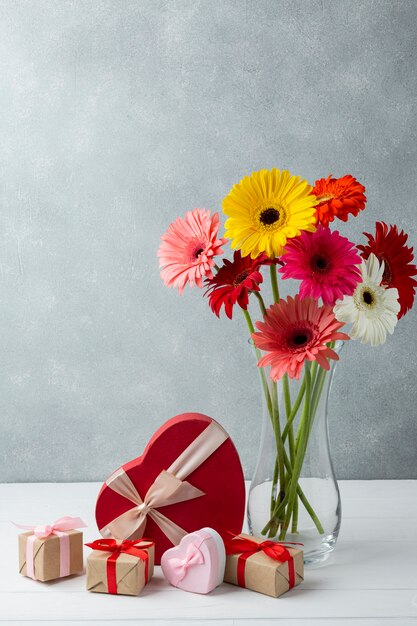 Décor moderne avec des fleurs et des cadeaux de gerbera