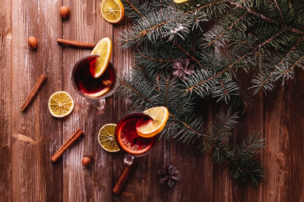 Décor de Noël et du nouvel an. Deux tasses de vin chaud aux oranges