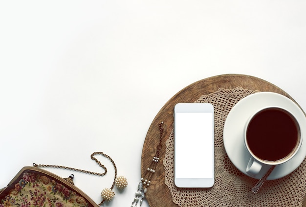 Décor avec une tasse de café sur un plateau en bois