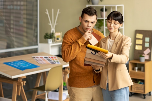 Photo gratuite les décorateurs au travail