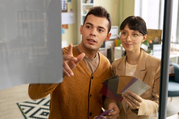 Les décorateurs au travail