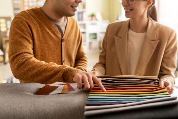 Photo gratuite les décorateurs au travail