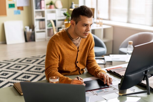 Les décorateurs au travail