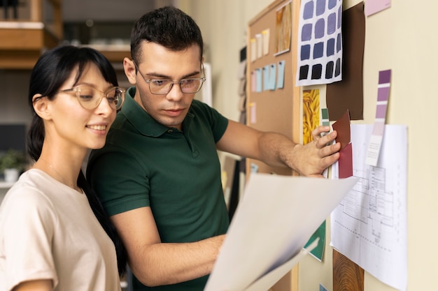 Les décorateurs au travail