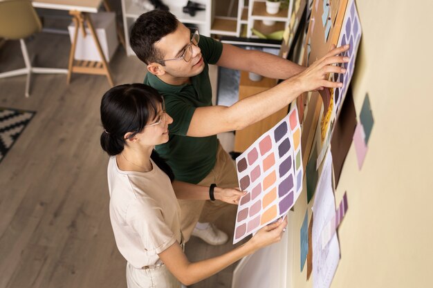 Les décorateurs au travail