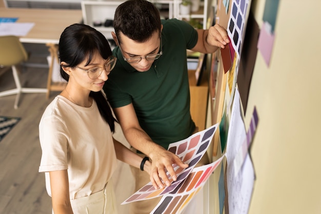 Les décorateurs au travail