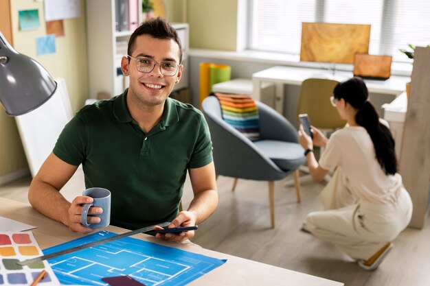 Les décorateurs au travail