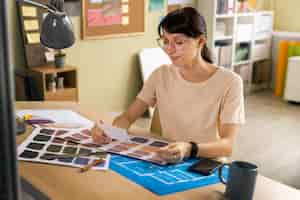 Photo gratuite les décorateurs au travail