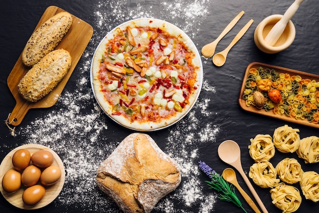 Photo gratuite décoration alimentaire italienne avec pizza et pain