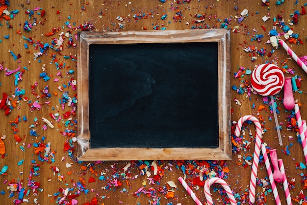 Décoration d&#39;anniversaire avec ardoises, confettis et candy canes
