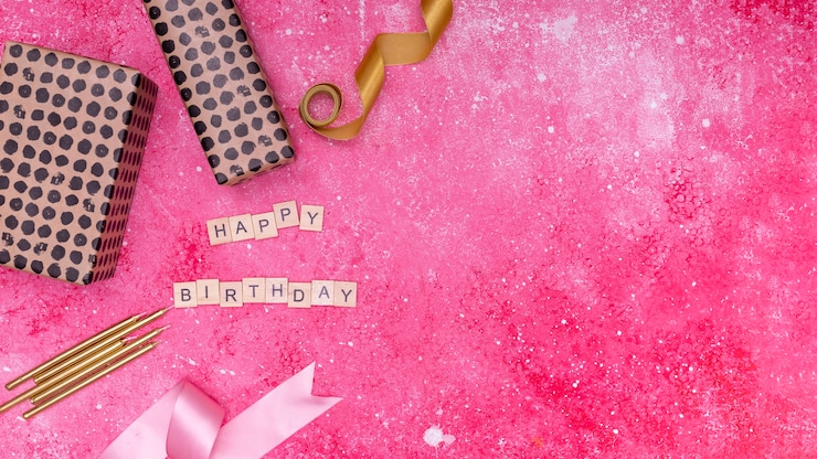 Photo gratuit décoration d'anniversaire sur fond de marbre rose avec espace de copie