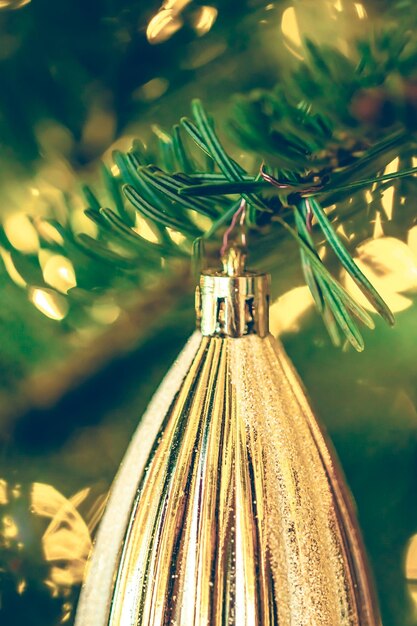 Photo gratuite décoration d'arbre de noël boule de boule en gros plan sur fond de branches de pin