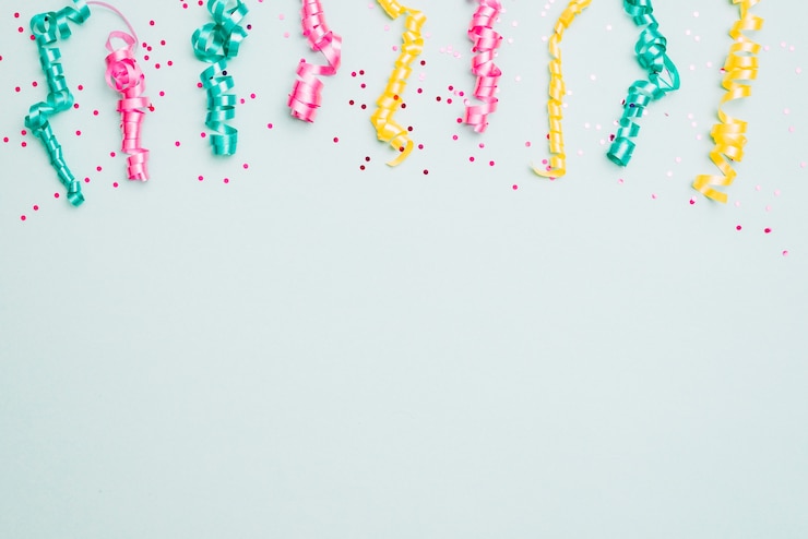 Photo gratuit décoration de banderoles et de confettis sur fond bleu
