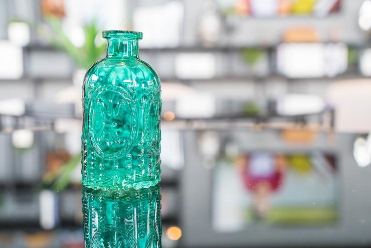 Photo gratuit décoration de bouteille de verre sur la table