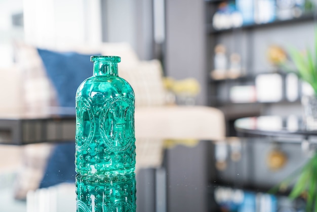 Décoration de bouteille en verre sur la table